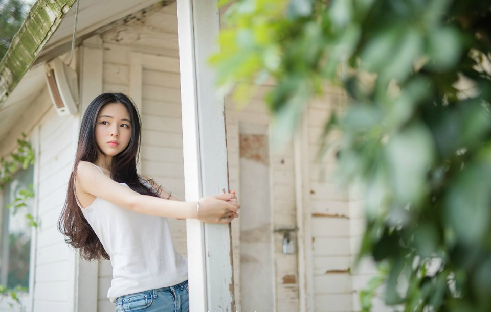 “何人在外面！？”房间里的欢好之声停下来，刘璋有些恼怒的声音响起。